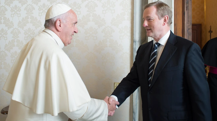 El Papa saluda al Presidente de Irlanda. Foto: L'Osservatore Romano?w=200&h=150