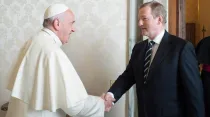 El Papa saluda al Presidente de Irlanda. Foto: L'Osservatore Romano