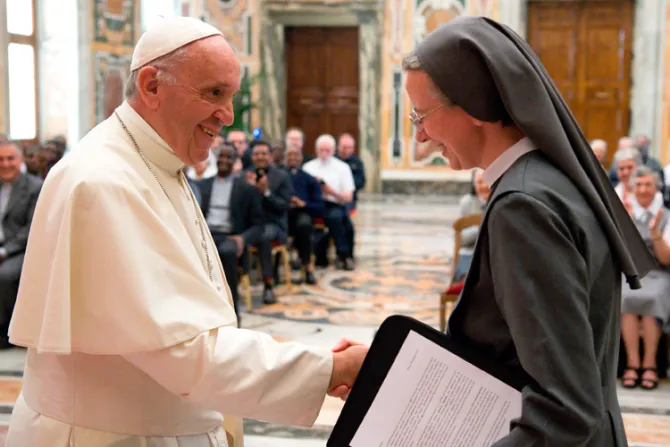 Para evangelizar seamos conscientes de la misericordia de Dios, dice el Papa a religiosos
