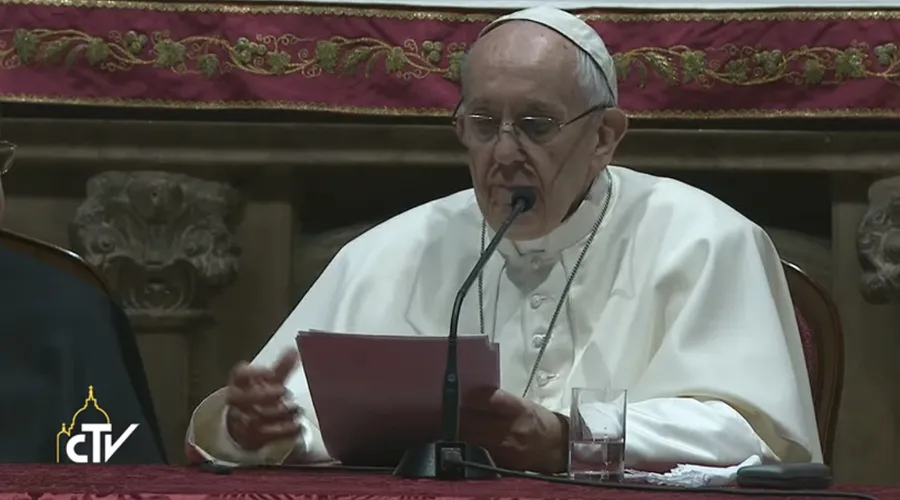 El Papa durante su discurso a los sacerdotes y religiosos en la catedral de Milán. foto: Captura Youtube