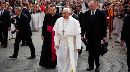 “No lo olviden, el demonio entra por los bolsillos”, advierte el Papa a seminaristas