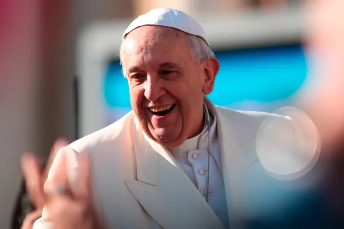 Papa Francisco visitaría zona devastada por terremoto en Italia este Adviento