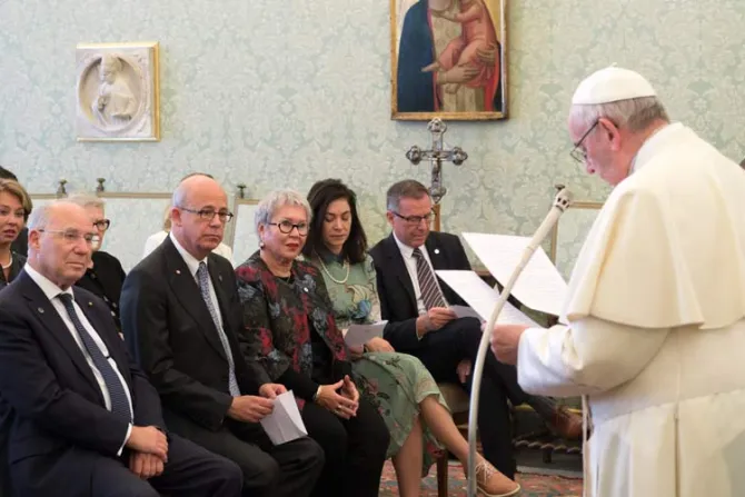 Ciencia y conocimiento deben caminar juntos, recuerda el Papa Francisco