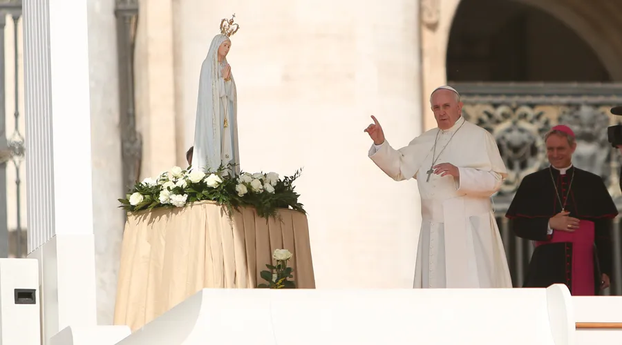 El Papa junto a la Virgen de Fátima. Foto: Daniel Ibáñez / ACI Prensa?w=200&h=150