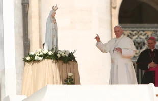 El Papa junto a la Virgen de Fu00e1tima. Foto: Daniel Ibu00e1u00f1ez / ACI Prensa 
