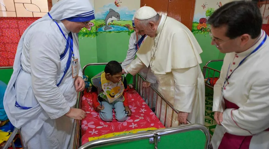 El Papa junto a un niño enfermo en la Casa de la Madre Teresa. Foto: L'Osservatore Romano