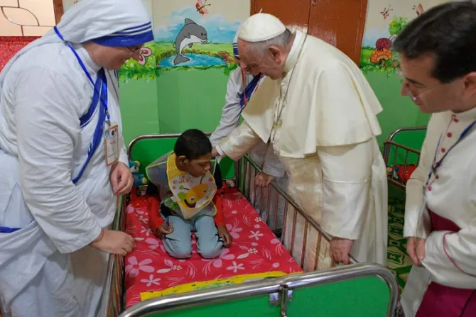 La conmovedora visita del Papa a enfermos de la casa Madre Teresa en Bangladesh [FOTOS]