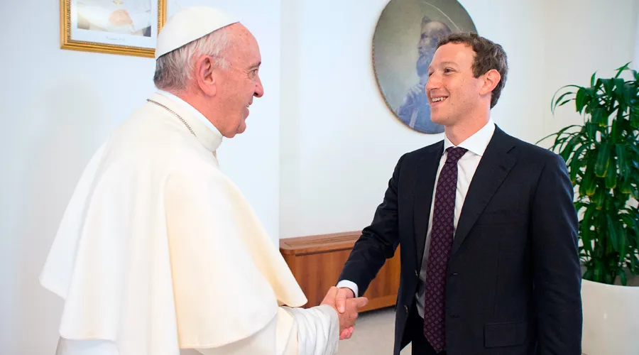 El Papa y Zuckerberg se saludan en la audiencia privada. Foto: L'Osservatore Romano