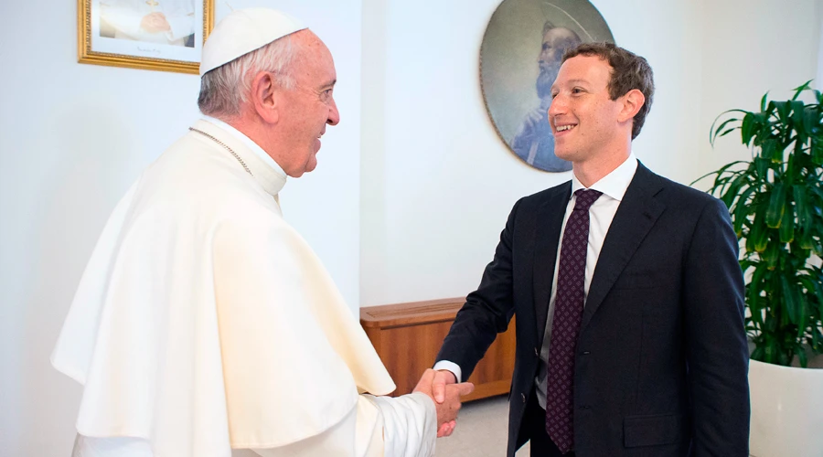 El Papa y Zuckerberg se saludan en la audiencia privada. Foto: L'Osservatore Romano?w=200&h=150