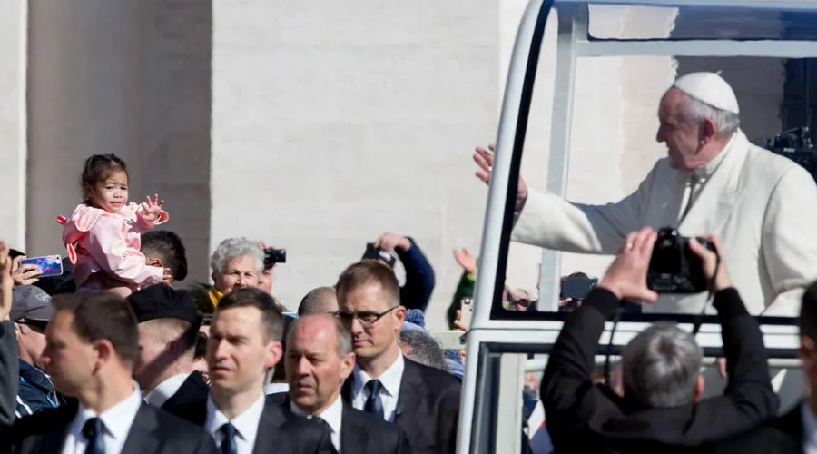 El Papa saluda a los fieles durante su reccorido en papamóvil. Foto: Daniel Ibañez / ACI Prensa?w=200&h=150