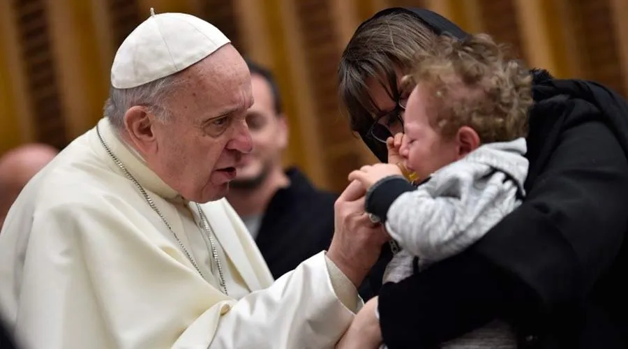 El Papa saluda a un niño durante la Audiencia General. Foto: Vatican Media