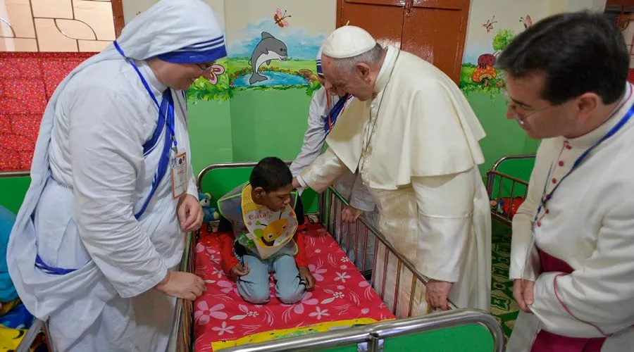 El Papa junto a un niño enfermo en Bangladesh. Foto: L'Osservatore Romano