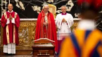 El Papa Francisco en el funeral del Cardenal Tauran. Foto: Daniel Ibáñez / ACI Prensa