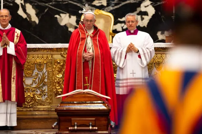  El Papa Francisco asiste a las exequias del Cardenal Jean Louis Tauran