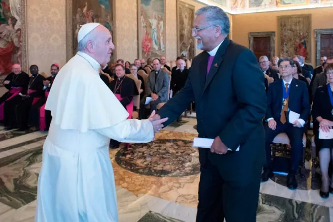 El Papa vuelve a pedir la plena comunión de los cristianos al reunirse con metodistas