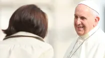 El Papa Francisco junto a una mujer. Foto: Daniel Ibáñez / ACI Prensa