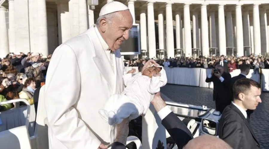 El Papa bendice a un niño en una Audiencia General. Foto: Vatican Media?w=200&h=150