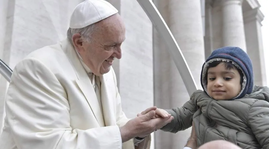 El Papa Francisco saluda a un niño. Foto: Vatican Media
