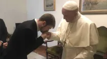 El padre de Alfie Evans saluda al Papa. Foto: Facebook Thomas Evans