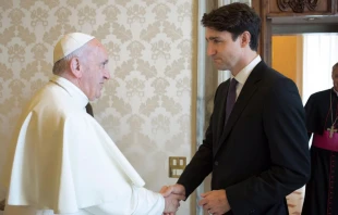 El Papa saluda al Primer Ministro de Canadu00e1. Foto: L'Osservatore Romano 