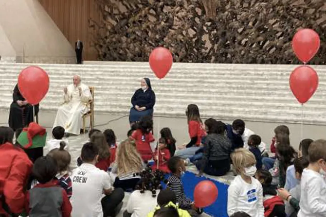 Papa Francisco celebra su cumpleaños con niños del Dispensario Santa Marta