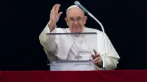 El Papa Francisco saluda tras el Ángelus de este domingo. Crédito: Vatican Media