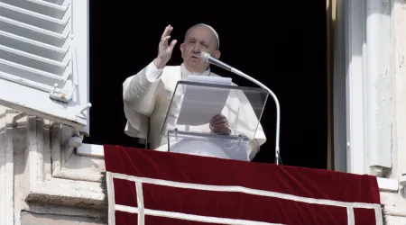 El Papa pide defender la dignidad de la mujer 