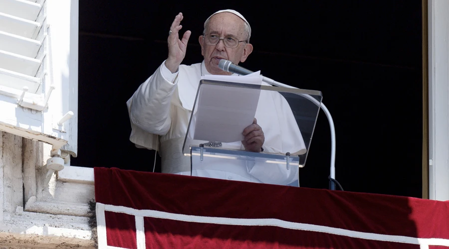 El Papa Francisco en el rezo del Ángelus. Foto: Vatican Media?w=200&h=150