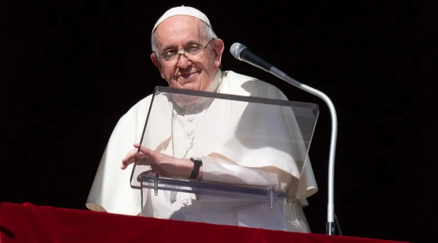 El Papa Francisco durante el Ángelus. Crédito: Vatican Media?w=200&h=150