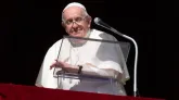 El Papa aconseja hacer la señal de la cruz para recordar el amor de Dios que nos envuelve 