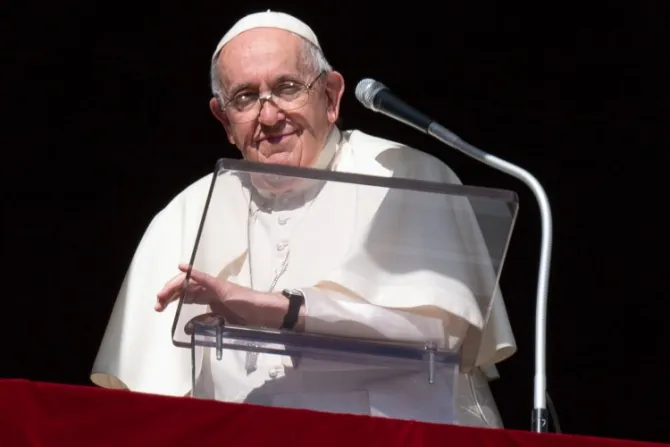 El Papa aconseja hacer la señal de la cruz para recordar el amor de Dios que nos envuelve 