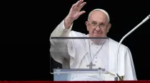 El Papa Francisco preside el Ángelus. Crédito: Vatican Media