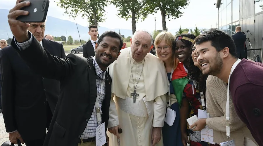 Imagen referencial del Papa con jóvenes de diferentes nacionalidades. Crédito: Vatican Media?w=200&h=150