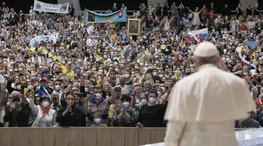 Papa Francisco con peregrinos de Eslovaquia en el Vaticano. Foto: Vatican Media