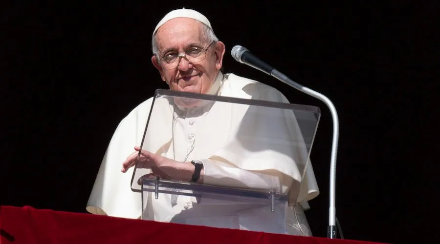 El Papa Francisco durante el Ángelus de este martes. Crédito: Vatican Media?w=200&h=150