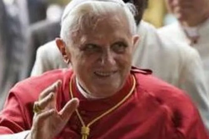 Benedicto XVI: Humanización de sexualidad y no preservativos para vencer SIDA
