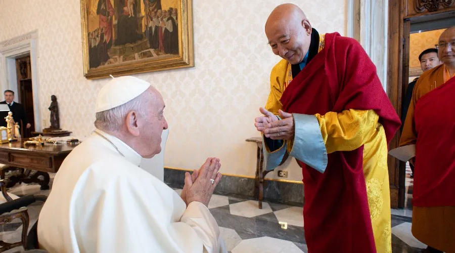 Papa Francisco con líderes budistas de Mongolia. Crédito: Vatican Media