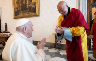 Papa Francisco con lu00edderes budistas de Mongolia. Cru00e9dito: Vatican Media 