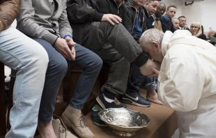 Imagen referencial. Papa Francisco lavando pies en el Jueves Santo de 2018. Foto: Vatican Media 