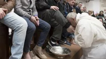 Imagen referencial. Papa Francisco lavando pies en el Jueves Santo de 2018. Foto: Vatican Media