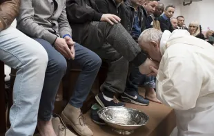 Imagen referencial. Papa Francisco lavando pies en el Jueves Santo de 2018. Foto: Vatican Media null