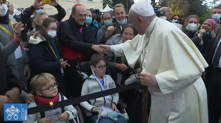 Papa Francisco saluda al Cardenal Barbarin en Asís. Foto: Captura video