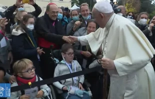 Papa Francisco saluda al Cardenal Barbarin en Asu00eds. Foto: Captura video 