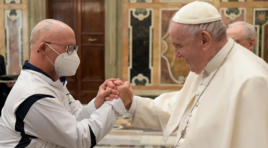 Papa Francisco con miembros del Club de Remo. Crédito: Vatican Media