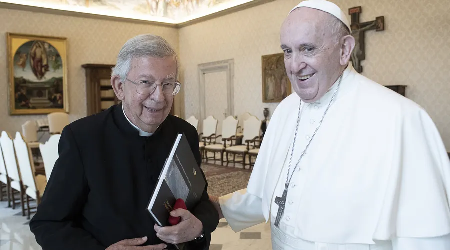 Papa Francisco con P. Jean Landousies. Foto: Vatican Media