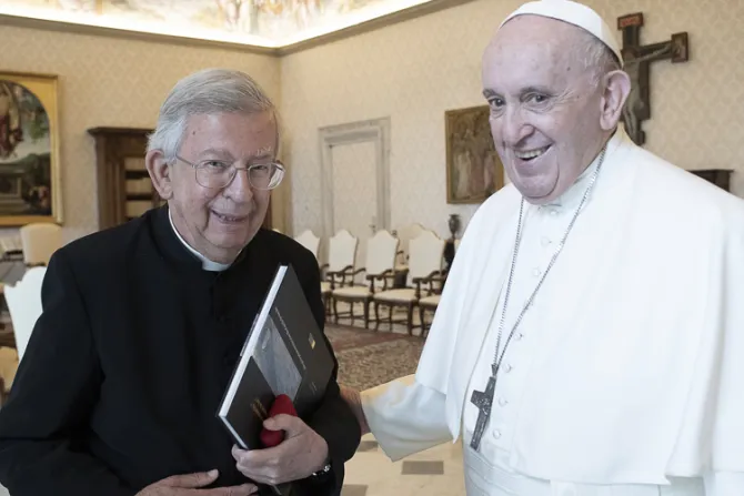 El Papa Francisco homenajea a sacerdote que fue su traductor
