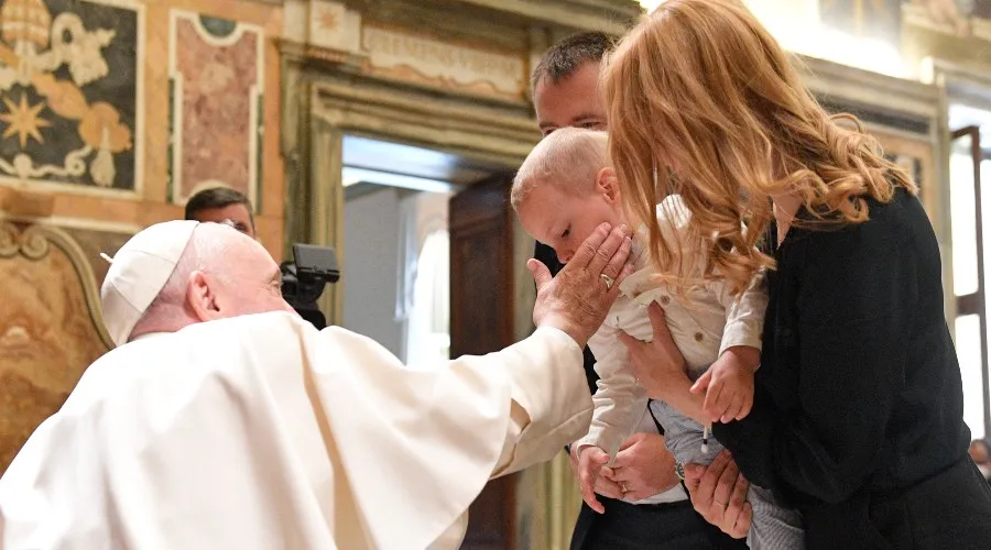 El Papa Francisco con una familia durante la audiencia de este viernes 13 de mayo. Crédito: Vatican Media?w=200&h=150