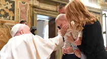El Papa Francisco con una familia durante la audiencia de este viernes 13 de mayo. Crédito: Vatican Media