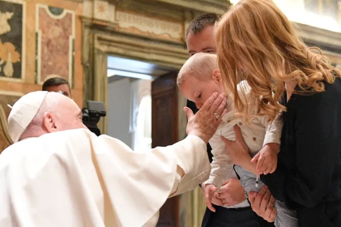 Papa Francisco: “A los jóvenes les resulta muy difícil casarse y tener hijos” 