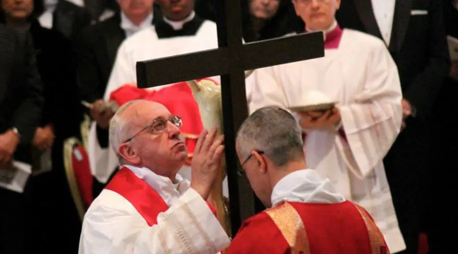 Papa Francisco venera un crucifijo. Foto: ACI Prensa.
